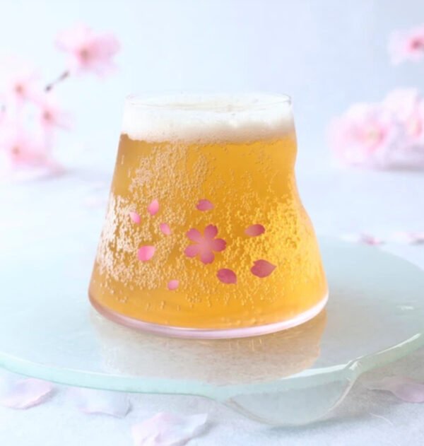 冷感櫻舞富士山寶永杯倒入冰啤酒時氣泡出現在山形杯上方